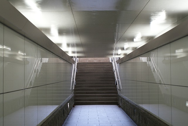 zářivkové osvětlení v metru