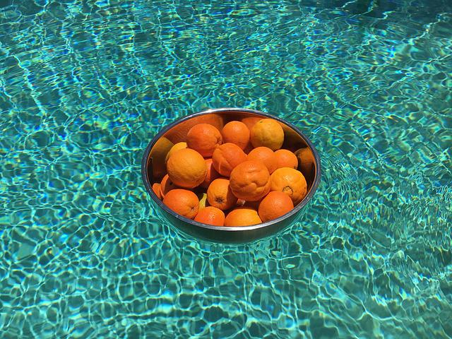 pomeranče na hladině bazénu
