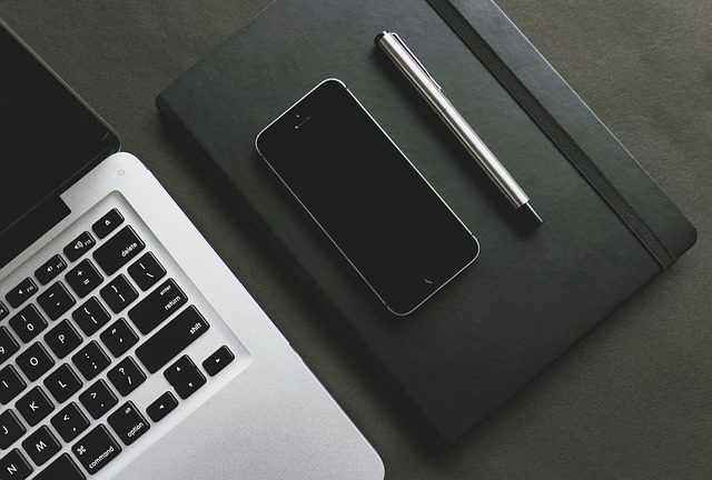 diář, mobil, notebook